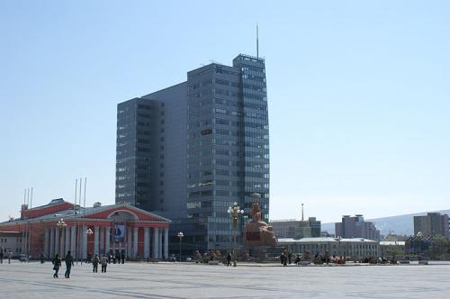 Сүхбаатарын талбай хөл ихтэй байна