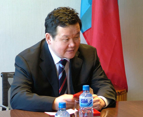 О.Чулуунбат гэж хэн бэ