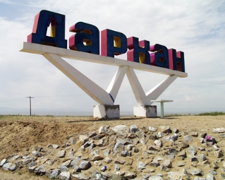 Дарханы айл өрх бүр аягатай, пиво онгойлгогчтой, англи хэлний тольтой