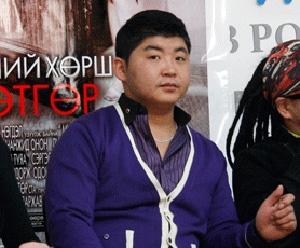 Жүжигчин Батаа загвар өмсөгч Сайнаагийн араас удаан гүйжээ