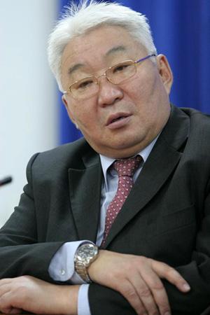 Улсын баатар Э.Бат-Үүл хөдөлмөрийн баатар Б.Бат-Эрдэнэтэй Хэнтий аймагт өрсөлдөнө