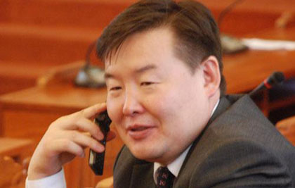 Гадаад харилцааны сайд Д.Занданшатар эрх мэдлээ ашиглаж, өрсөлдөгчдөө замаасаа зайлуулж байна
