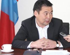 АМГ-ын дарга асан Д.Батхуягийг South Gobi Sands-ийн хэргээр шалгаж, Төв аймагт хорьлоо