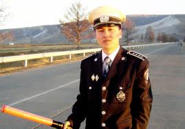 Замын цагдаа сонсож байна.