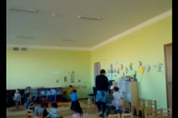 Цэцэрлэгийн багш 2 настангуудыг ингэж зоддог /Видео/