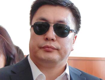 Шороонд нэг, шоронд нэг бүсгүй оруулсан Д.Батболд газрын дарга хийж явна