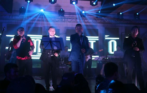 Камертон хамтлаг тоглолтынхоо орлогыг Ганаагийн хуриманд хандивласан сурагтай