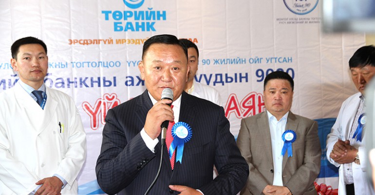 Төрийн банкныхан Улсын нэгдүгээр төв эмнэлэгт диалезийн аппарат бэлэглэлээ