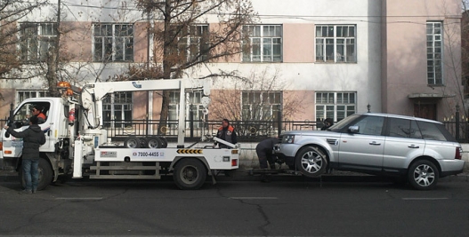 Машиныг ачих биш дугуйг нь цоожилдог болно