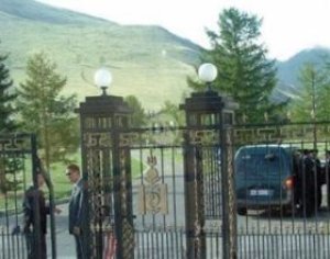 Их тэнгэрийн аманд нууц уулзалт хийжээ