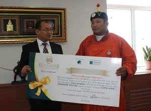 Улсын арслан Н.Батсуурь бэлгэнд авсан зургаан өрөө байраа зарж “Эх нялхасын төв”-д хандивлана