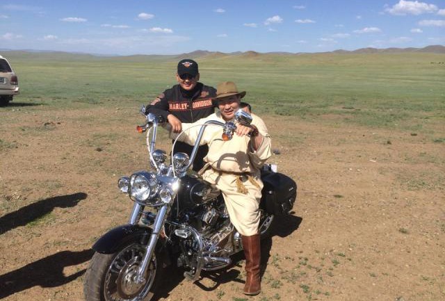 У.Хүрэлсүх “Harley Davidson”-оор гангарч, Монголдоо нууцхан наадамлажээ