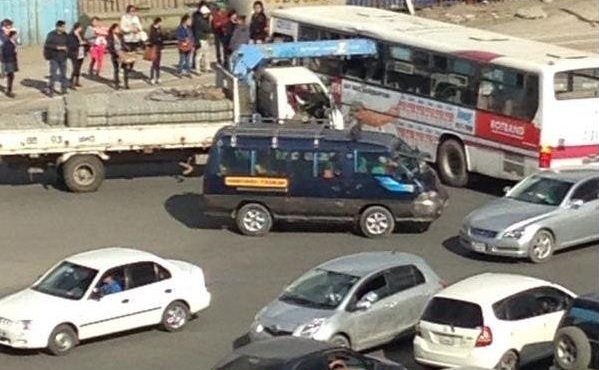 Ачааны машин автобустай мөргөлдсөн зам тээврийн осол гарчээ