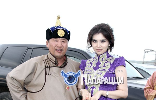 Мисс Д.Уянгалянхуа дөрөв дэх хүүхдээ төрүүлж, Алдарт эхийн одон хүртэнэ