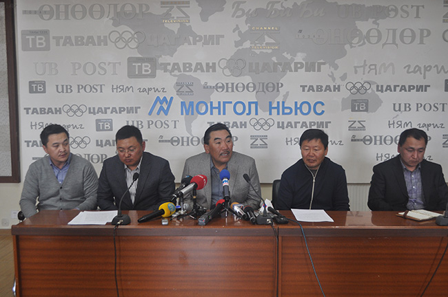 Ц.Баатарсайхан Х.Золжаргал нар төрд будаа шахахыг завдав уу