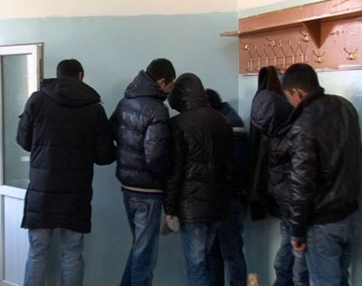 Цагаан халад өмсч, эмчийн дүрд хувиран хулгай хийдэг байсан бүлэг залуусыг баривчилжээ