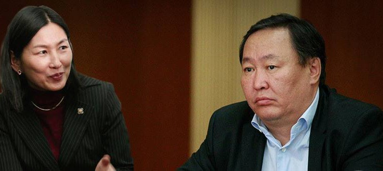 Ц.Оюунгэрэл сайд Н.Батбаяртай гишүүнтэй муудаж, утсаа шиджээ