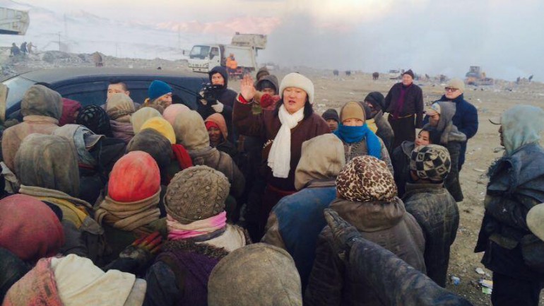 МУГЖ дуучин С.Жавхлан Цагаан давааны хогын цэг дээр ажилдаг 200-300 иргэд хүүхдүүдэд сүү бэлэглэв