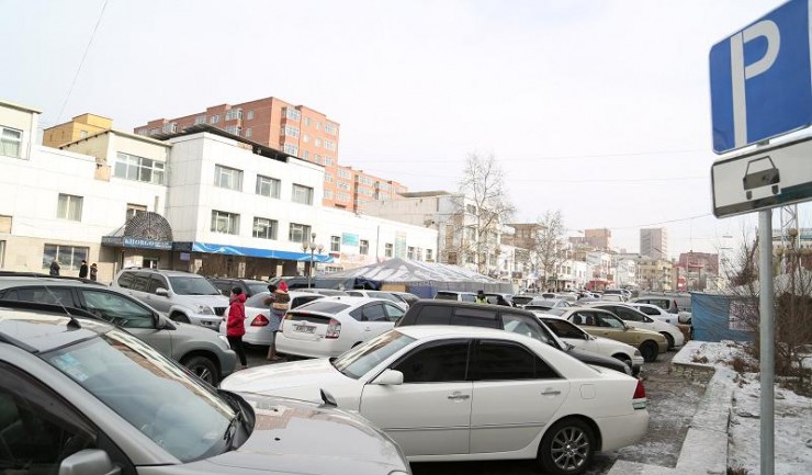 Худалдааны төвүүд машины зогсоолдоо хүн хүч гарган хөдөлгөөн зохицуулалт хийнэ