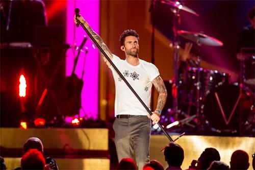 “Maroon 5” хамтлагийн дуучин Адам Левин шүтэн бишрэгч бүсгүйгээ цохьжээ /видео/