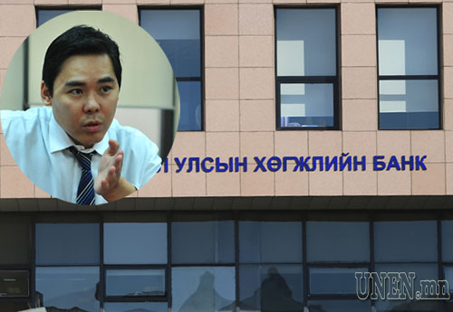 Хөгжлийн банкны захирал мөрөө баллахын тулд толгойгоо гашилгаж сууна
