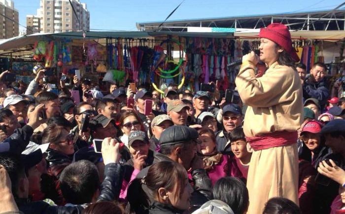 МУГЖ С.Жавхлан “Нарантуул” зах дээр шинэ уран бүтээлээ олонд хүргэжээ