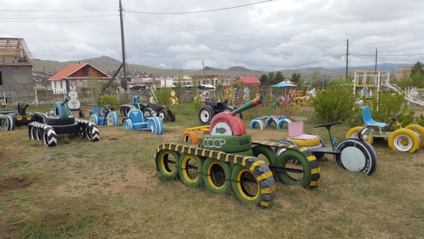 Өвөрхангай аймгийн Хужирт сумын цэцэрлэг гаднах талбайгаа хаягдал  дугуйгаар  тохижуулжээ /фото/