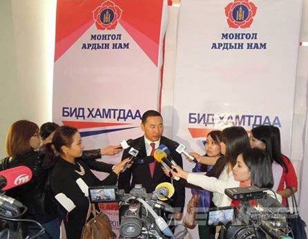 Ж.Мөнхбат : МАН иргэдийнхээ захиасыг авдаг, хариулт єгдєг амьд холбоотой нам