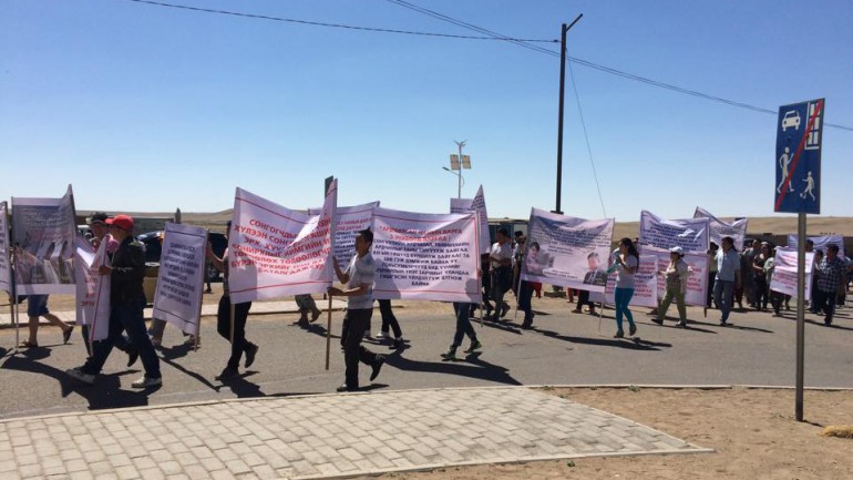 Говь-Сүмбэр аймагт жагсаал болж байна