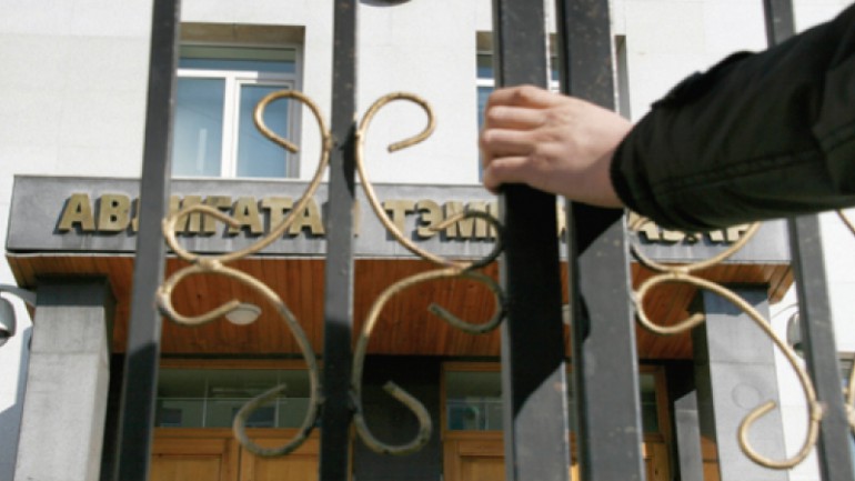 Загалмайлсан авлигачид АТГ-тай бус, Ерөнхийлөгчийн хоригтой тэмцэж байна