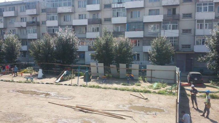 Оршин суугчдаас зөвшөөрөл авалгүй хүүхдийн тоглоомын талбайг булааж барилга барих гэж байна