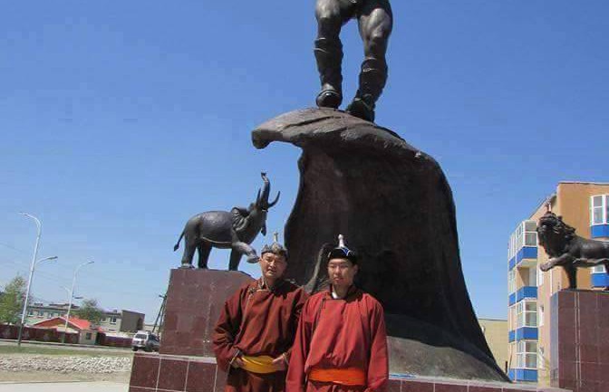 А.Сүхбат аваргын ууган хүү, аавынхаа шийрийг хатааж яваа С.Хангай өвөөгийнхөө хөшөөний хажууд