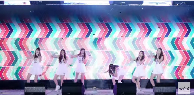 “GFriend” хамтлагын гишүүн Ю Жү тайзан дээр найман удаа бүдэрч унажээ /видео/