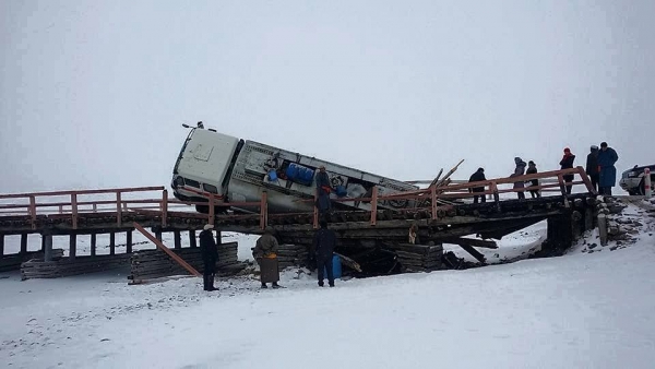 Завхан аймгийн  Яруу сумын модон гүүр нуржээ