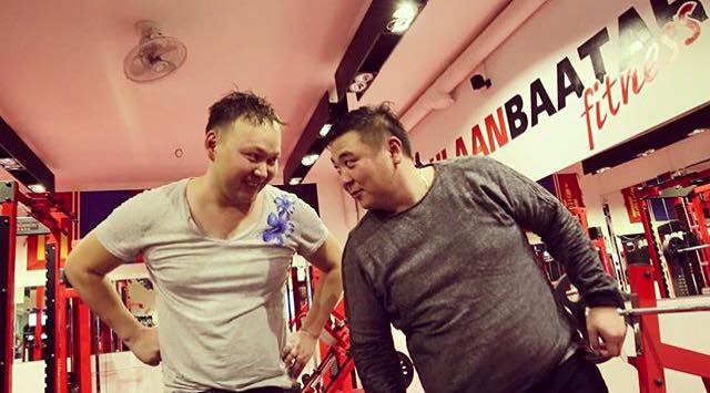 Камертон хамтлагийн Ганаа, Мээдээ нар 2 сая төгрөгийн бооцоотой уралдаж эхлэв