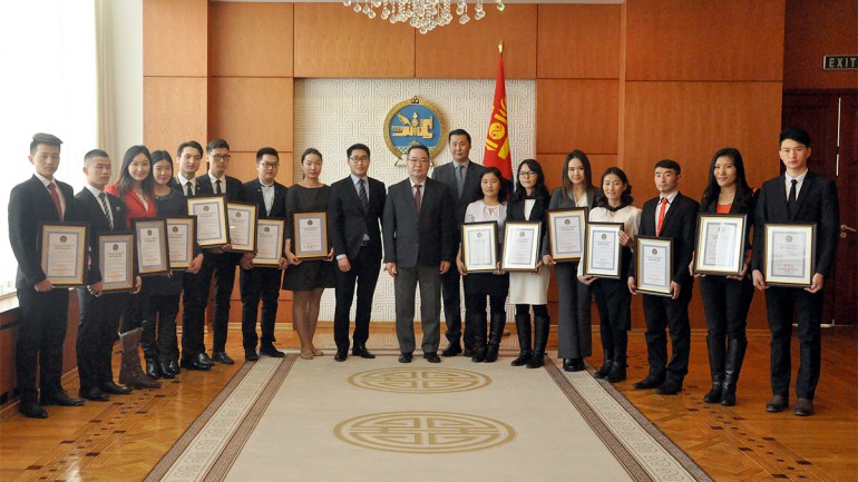 Ерөнхийлөгчийн нэрэмжит 2015 оны тэтгэлгийг гардуулав