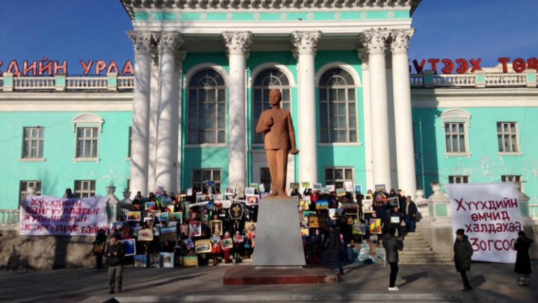 Эцэг, эхчүүд урлан бүтээх төвийн хувьчлалыг эсэргүүцэв