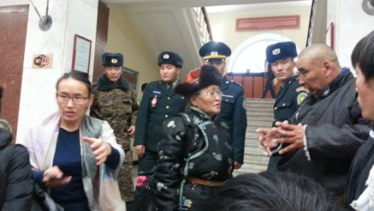 Эмзэг бүлгийнхнийг гудманд хаячихаад төрийнхөн тэдний нэрээр төсөв “саадаг” болжээ
