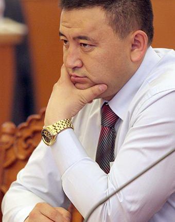 “Шар сүү” хочит Б.Чойжилсүрэн Тостын нуруунд эзэн суужээ