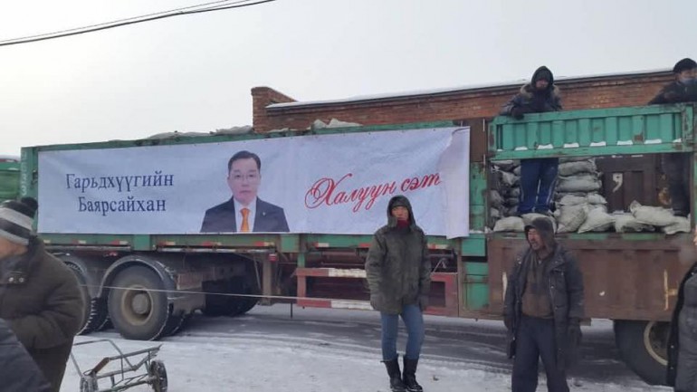 УИХ-ын гишүүн Г.Баярсайханы сонгуулийн шоу эхэлж иргэдэд нүүрс тарааж байна