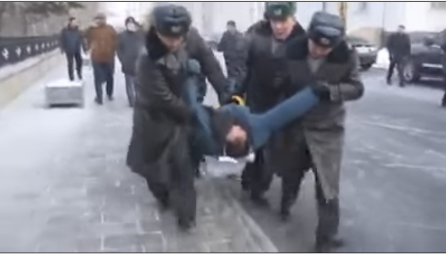 Байгалиа хамгаалахаар тэмцсэн иргэдийг хүч түрэмгийлэн хөөжээ /видео/