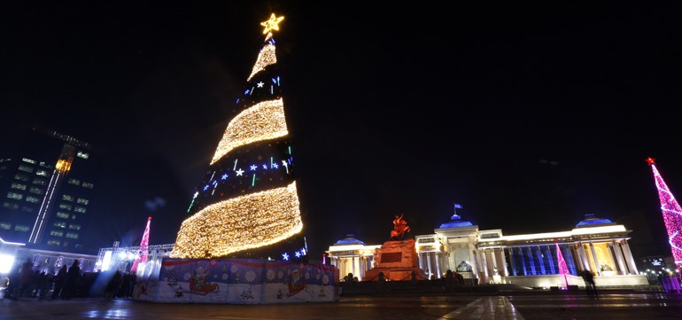 Төв талбайн сүлд модны гэрлийг маргааш асаана