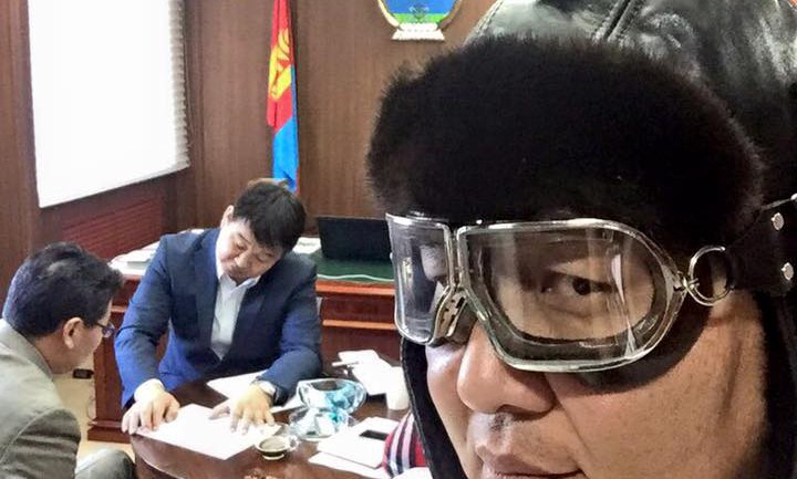 “Дэггүй” сайд М.Зоригт өөрийг нь дуурайж сельфидсэн хүүхдүүдэд бэлэг өгнө