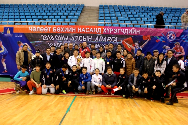 Үзэгчдийг өндөлзүүлсэн барилдааныг өнөө цагын шилдгүүд үзүүллээ