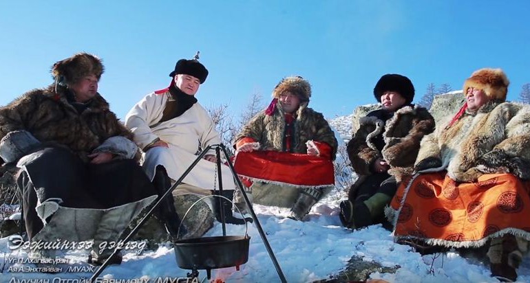 О.Баянмөнх “Ээжийнхээ дэргэд” Бөхчүүдтэй хамтарсан шинэ уран бүтээл