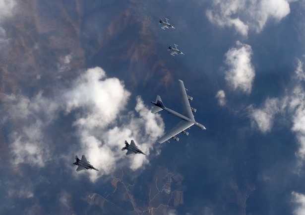 АНУ цөмийн зэвсэг тээвэрлэх Б-52 онгоцыг БНСУ-ын дээгүүр нисгэлээ