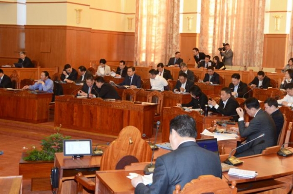 Дипломоо үзүүлэх давалгаанд улстөрчид нэгдэх үү