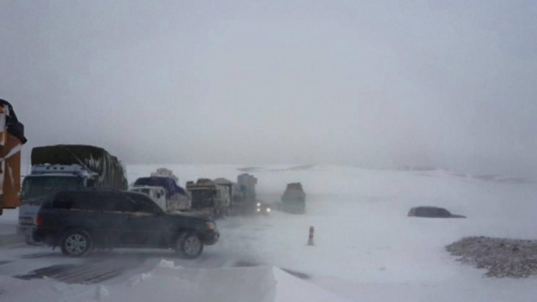 Шуурхай мэдээ: 50 гаруй автомашин цасанд боогдоод байна