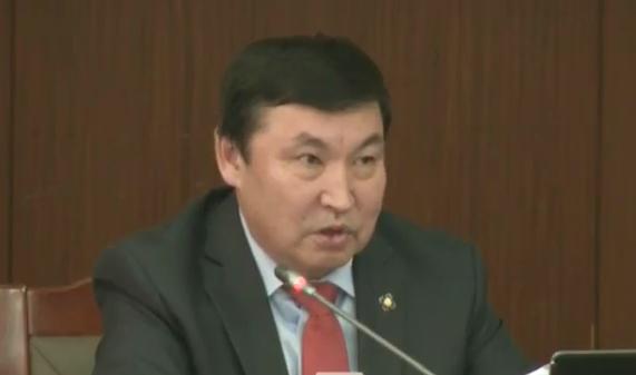 А.Бакей: Батбаяр аа, чи намайг эх орноос минь хөөдөг хэн юм бэ /видео/
