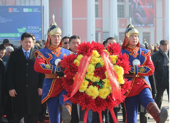 МАН, МАХН-ын удирдлагууд Сүхбаатарын хөшөөнд цэцэг өргөлөө